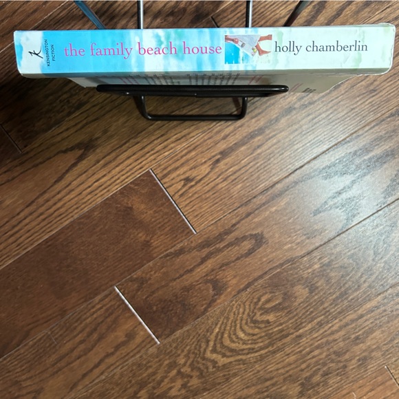 4 books for $16 - THE FAMILY BEACH HOUSE by Holly Chamberlin - Picture 3 of 4